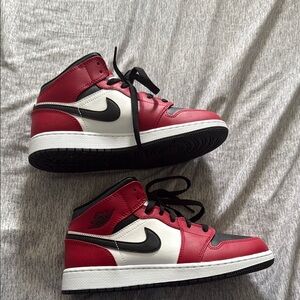 Jordan 1 Mid Chicago Toe (US 6Y, Women's 7.5)